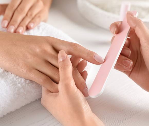 Klassische Maniküre mit Feilen, Nagelpflege und Konturformung für ein gepflegtes Erscheinungsbild.