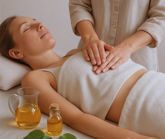 Frau liegt entspannt bei einer Leberreinigung mit Kräuterwickel, Massage und Ölen, daneben Detox Öl und Kräutertee.