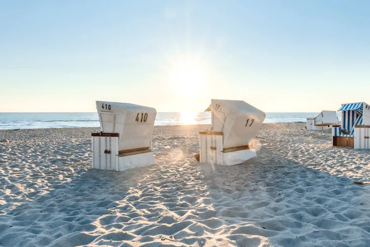 Sommerliche Strandkörbe am Sandstrand vor dem Grand Hotel Binz mit Blick aufs Meer