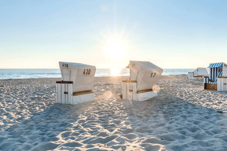 Sommerliche Strandkörbe am Sandstrand vor dem Grand Hotel Binz mit Blick aufs Meer