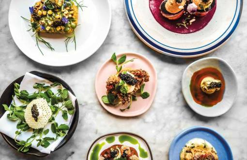 Eine Auswahl liebevoll angerichteten Gerichten zum Probieren bei der Veranstaltung "Kulinarische Rundreise" auf Rügen.