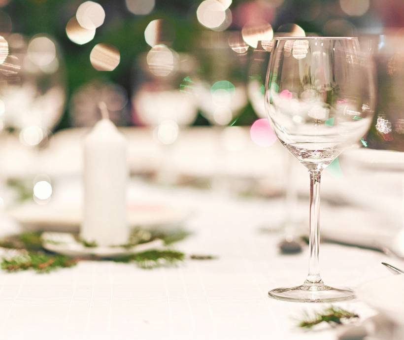 Festlich-dekorierter Tisch beim Abendessen bei Kerzenschein zu Weihnachten im Grand Hotel Binz auf Rügen.