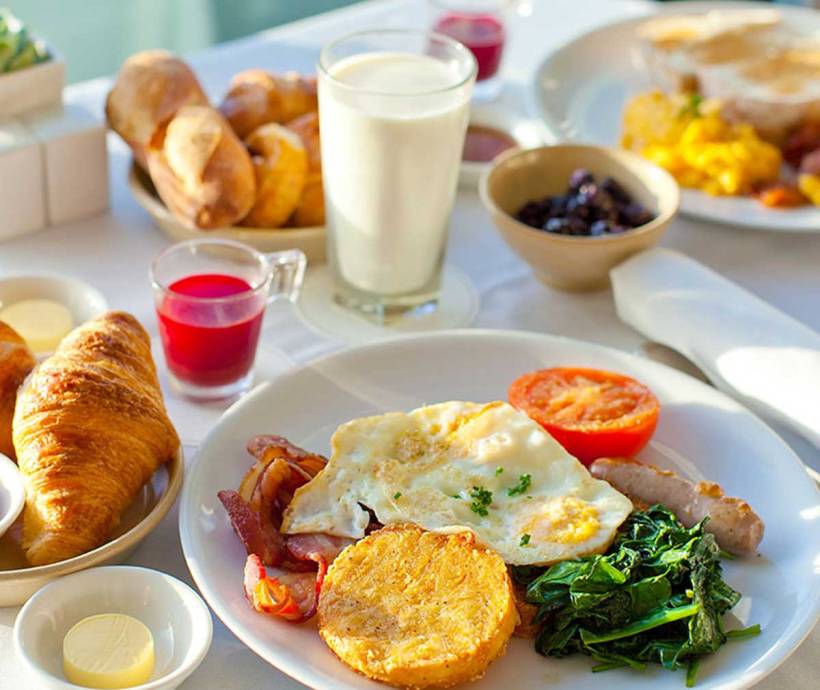 Gedeckter Tisch mit Leckereien vom reichhaltigen Frühstücksbuffet, Teil des Genussmomente-Angebots, im Grand Hotel Binz.