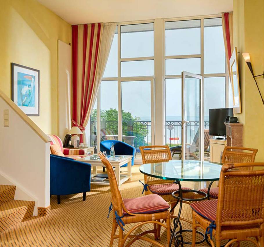 Luxuriöses Penthouse im Grand Hotel Binz mit offenem Wohnbereich, großen Fenstern und Blick auf die Ostsee.