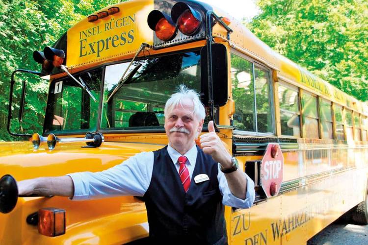 Gelber amerikanischer Schulbus für Ausflüge und Rundfahrten auf Rügen