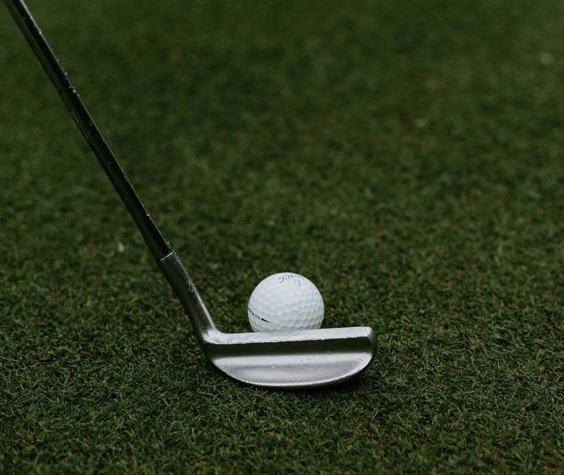 Golfschläger und -ball bereit für den Abschlag beim Golf-und-Relax-Angebot des Grand Hotel Binz im Golfurlaub auf Rügen.