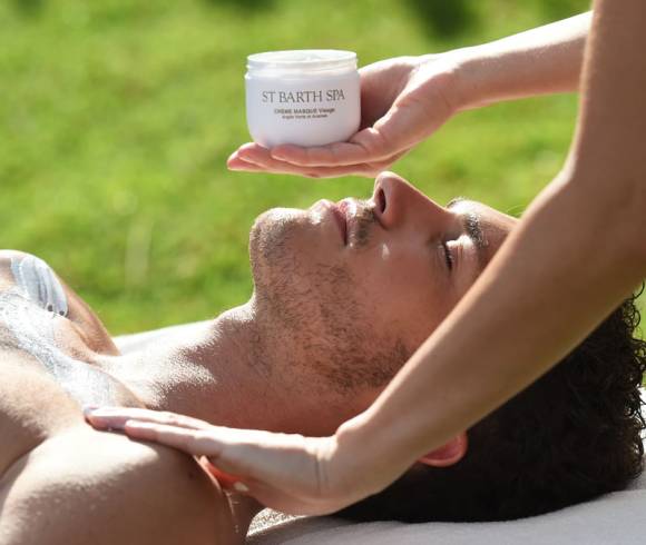 Umfassende Behandlung mit exotischen Pflegeprodukten, Handmassage, Reinigung, Tonisierung und Peeling für sie und ihn.