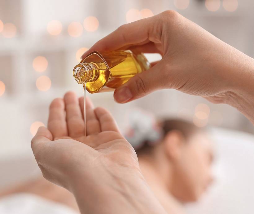 Nahaufnahme des Massage-Öls, welches bei Behandlungen während der Stress-weg-Kur im Grand Hotel Binz verwendet wird.
