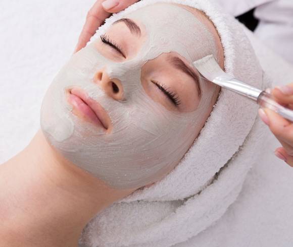 Umfassende Anti-Aging-Behandlung mit Reinigung, Peeling, Massage, Masken und Pflege für straffere Haut.