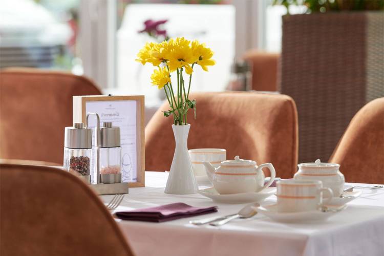 Gedeckter Tisch im Restaurant Ruiani perfekt für einen Kaffee und Kuchen nachmittags im Grand Hotel Binz.