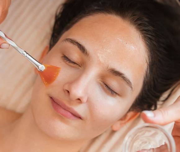 Behandlung mit Fruchtsäurepeeling, kühlender Maske und aufhellendem Serum für mehr Leuchtkraft und Hautbalance.