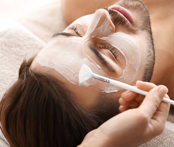 Belebende Männerbehandlung mit Reinigung, Peeling, Massage und Maske für gestresste und empfindliche Haut.
