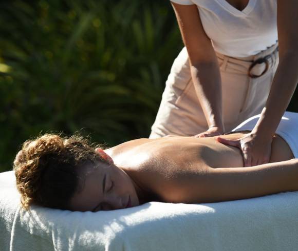 Regenerierende Massage, die auf persönliche Bedürfnisse abgestimmt ist und ganzheitlich verwöhnt.