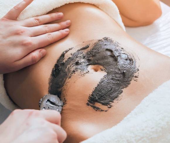 Full-body treatment with peeling, thermal mud and Gua Sha Mud massage for detox and revitalization.