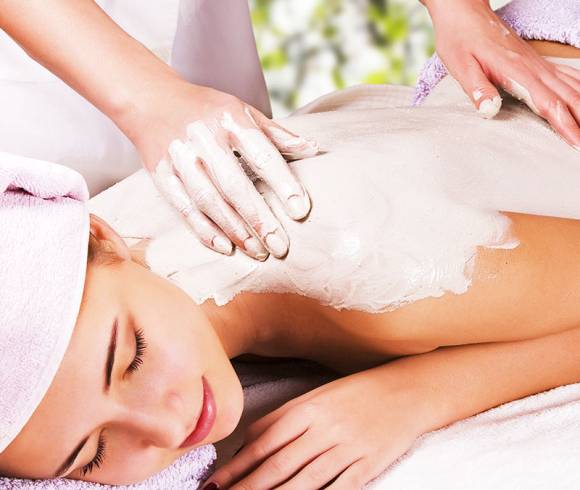 Treatment with Rügen healing chalk in a private hammam for relief of muscle and skin issues and detox support.