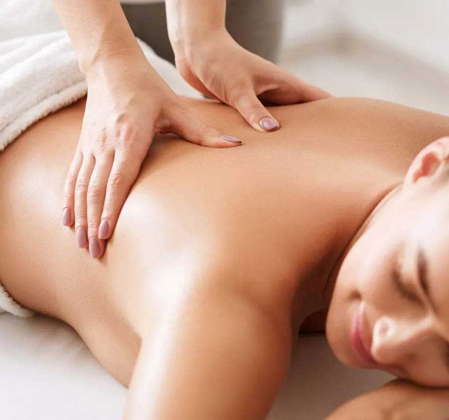 Eine entspannende, ayurvedische  Massage, Teil der Rsayana-Kur, im Wellnessbereich des Grand Hotel Binz auf Rügen.