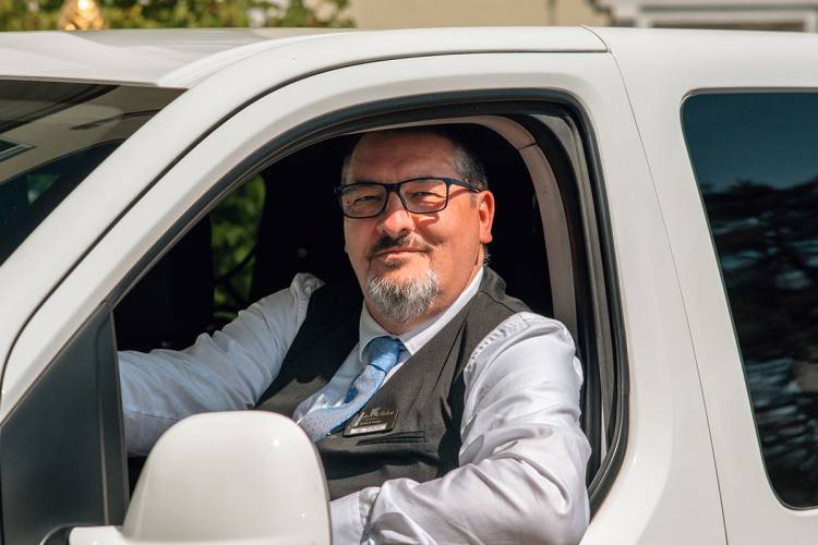 Ein Mitarbeiter des Grand Hotel Binz parkt ein Auto für Hotelgäste direkt am Haus