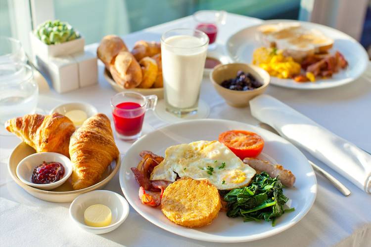 Gedeckter Frühstückstisch im Restaurant Ruiani des Grand Hotel Binz - für den perfekten Tag in Ihren Urlaubstag auf Rügen.
