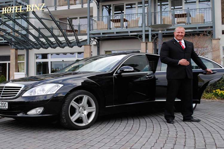 Elegante Limousine vor dem Grand Hotel Binz, der Fahrer öffnet die Tür für den nächsten Urlaub.