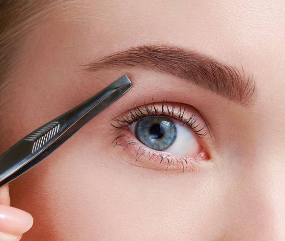 Ergänzende Schönheitsbehandlungen wie Augenbrauenkorrektur und Wimpernfärben für ein rundum gepflegtes Erscheinungsbild.