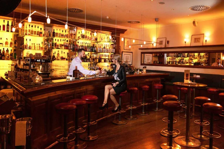 Erfrischende Cocktails, verschiedene Weinsorten, Londrinkds und vieles mehr gibt es in der Shaker's Bar im Grand Hotel Binz.