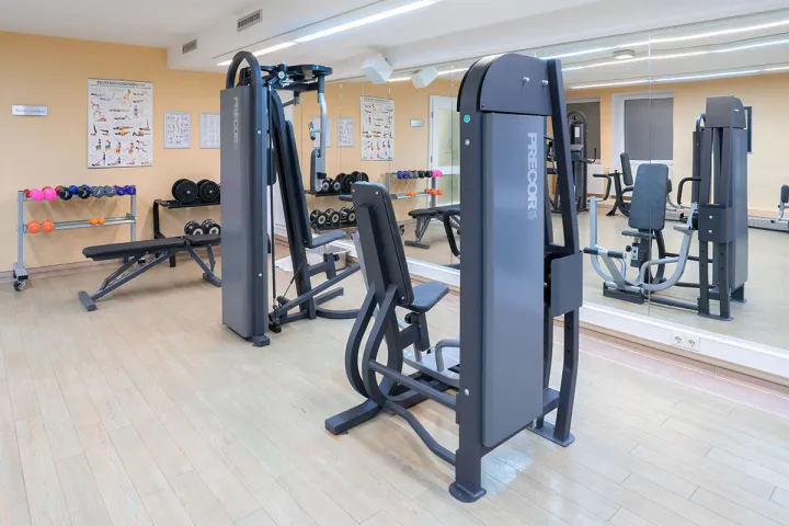 Fitness equipment for targeted strength training in the fitness area of the Grand Hotel Binz on vacation on Rügen.