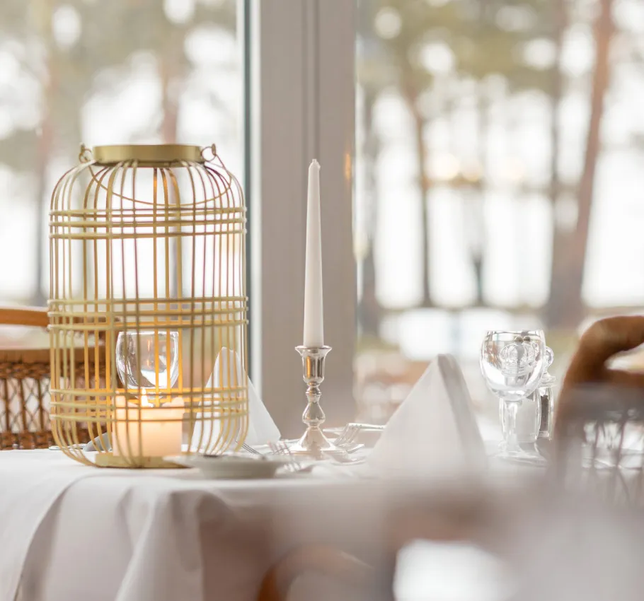 Gedeckter Tisch im Hotelrestaurant des Grand Hotel Binz mit romantischer Stimmung zum Romantiktage-Angebot.