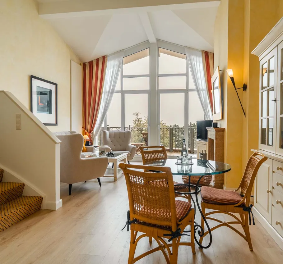 Luxuriöses Penthouse im Grand Hotel Binz mit offenem Wohnbereich, großen Fenstern und Blick auf die Ostsee.