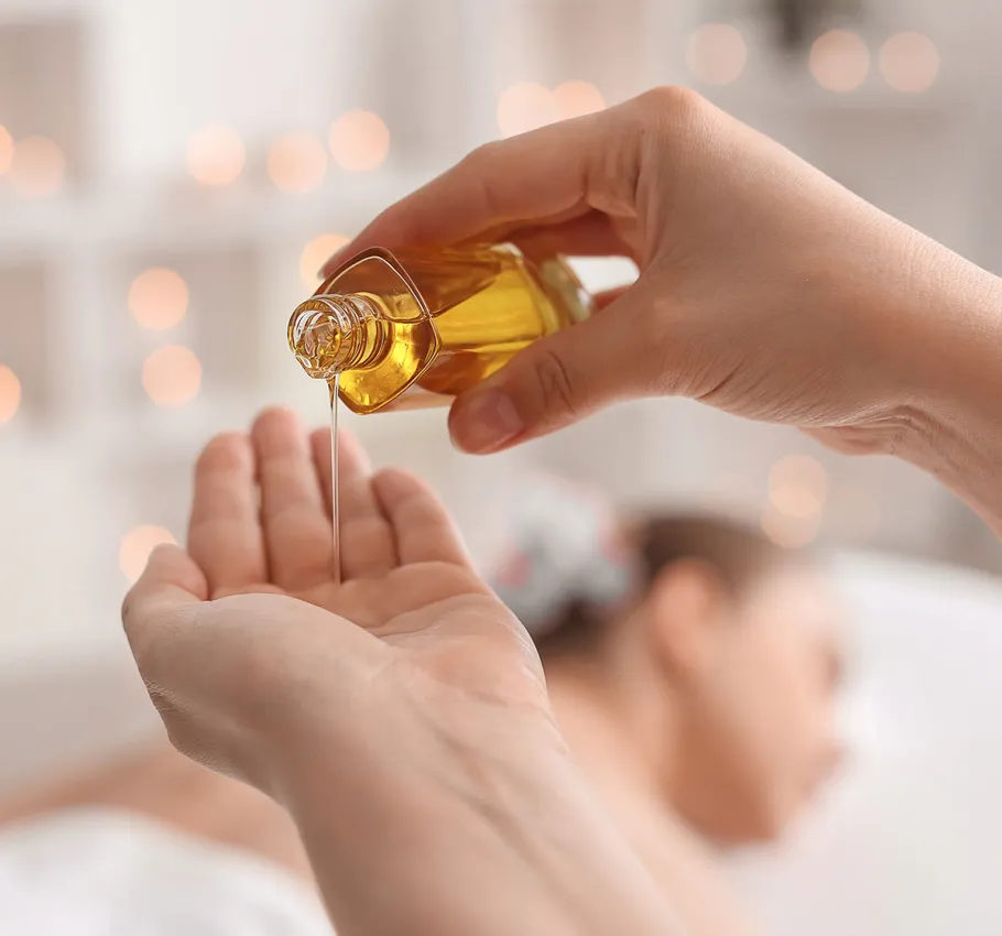 Nahaufnahme des Massage-Öls, welches bei Behandlungen während der Stress-weg-Kur im Grand Hotel Binz verwendet wird.