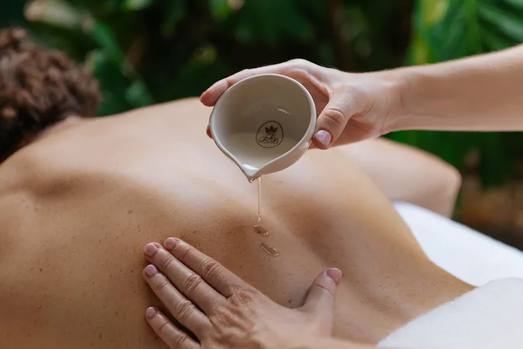 Ein Mann genießt die Ligne St Barth Behandlung im Grand Hotel Binz mit wohltuenden Extrakten.