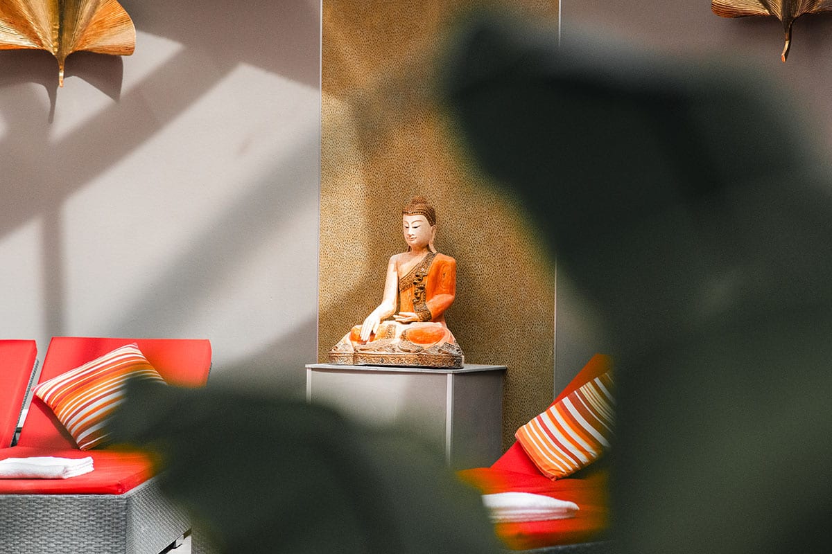 Buddha figure next to loungers at Grand Hotel Binz for relaxing Baltic Sea moments
