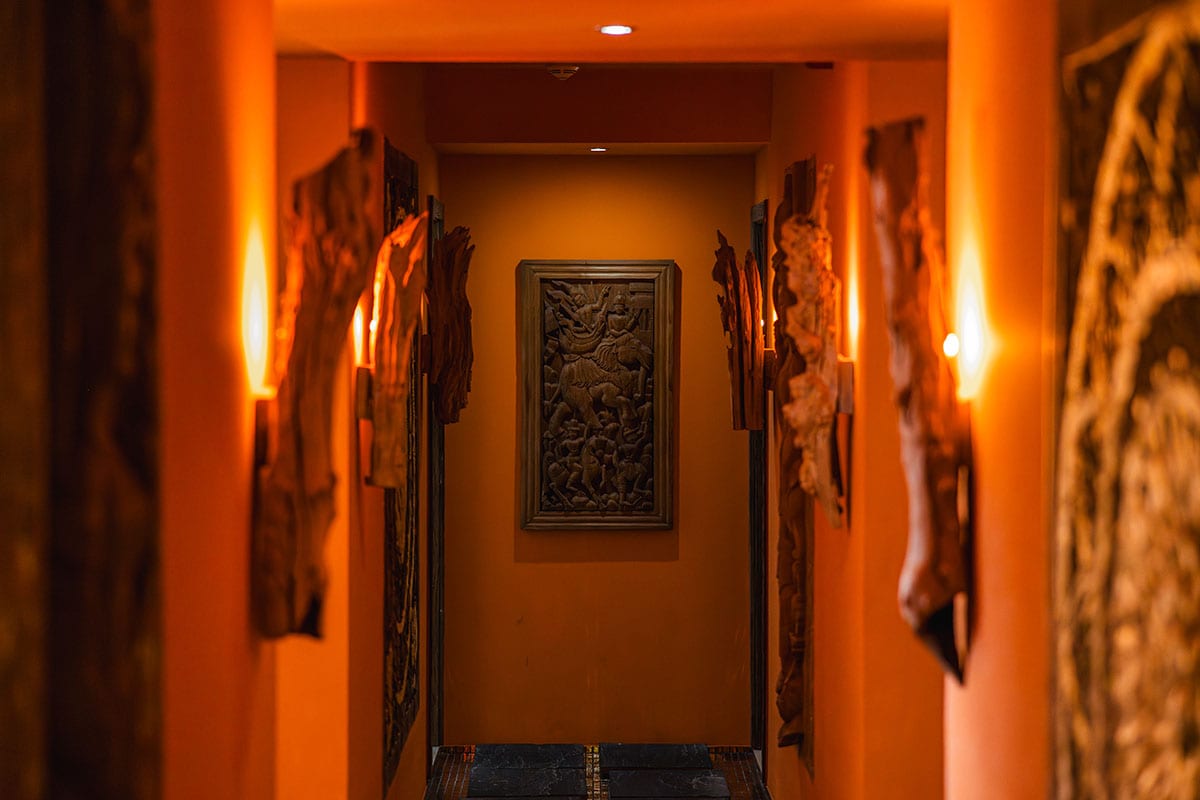 Dekor mit geschnitztem Ornament aus Holz im Korridor des Thai-Bali Spa