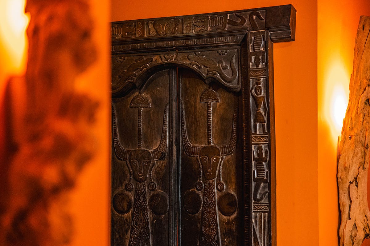Asiatische Holzschnitzereien mit Ornamenten und Verzierungen im Thai-Bali Spa